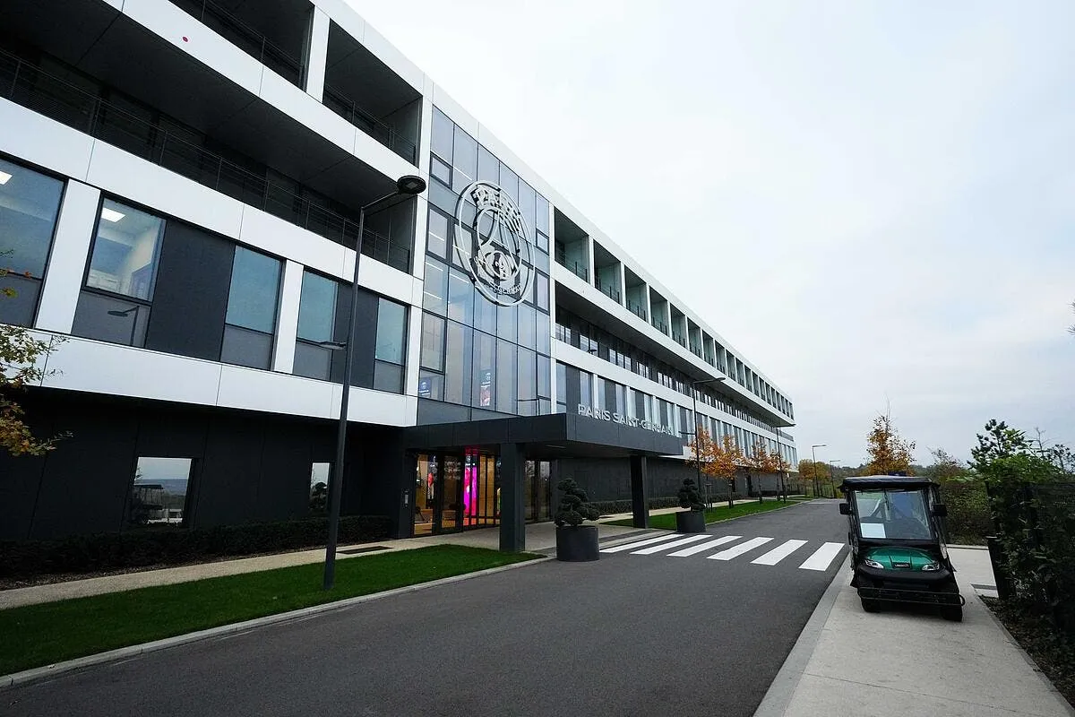 claquettes et telephones bannis le psg ne rigole plus campus psg 385661