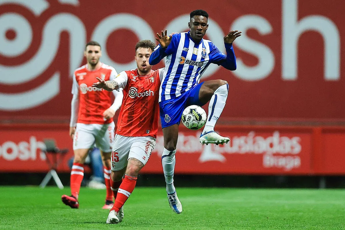 dans l urgence l om fonce sur un lateral a 50 me sanusi 362244