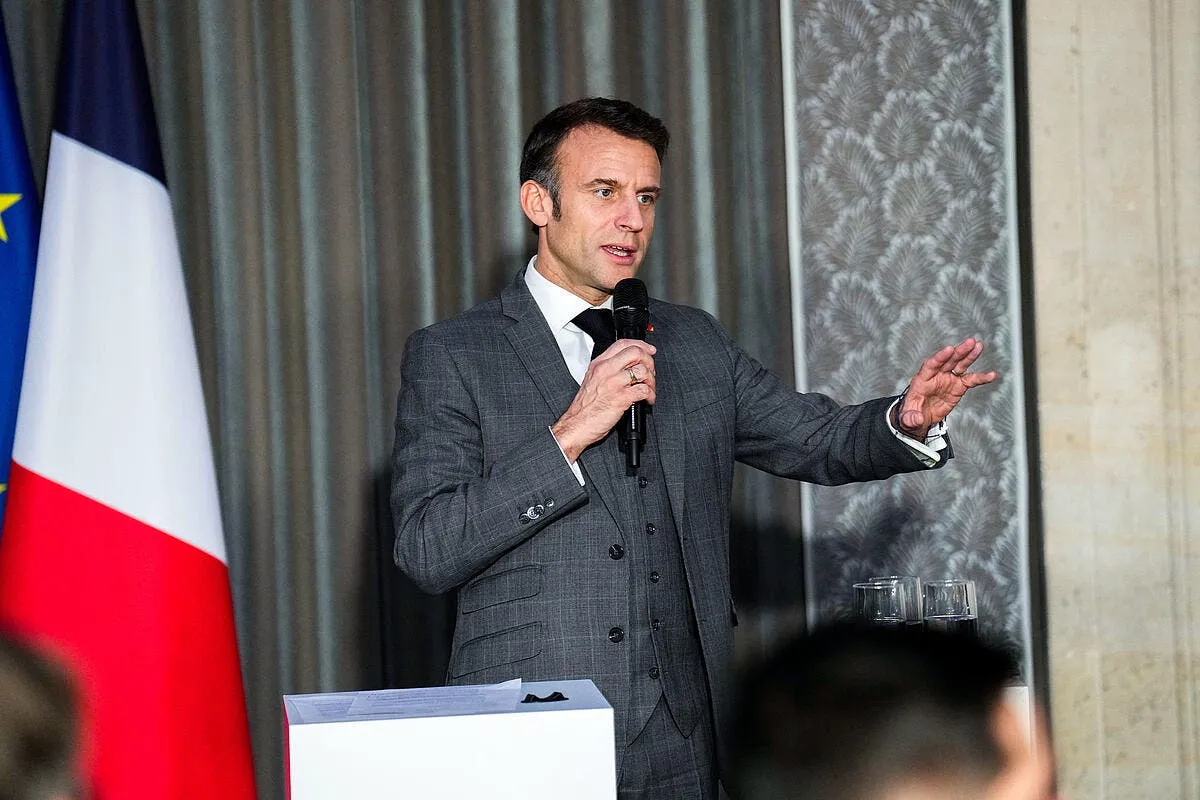 emmanuel macron derange par le bazar geant a l om icon dsc6246 372263