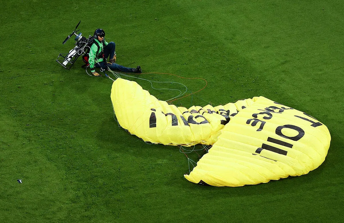 euro 2021 le fou volant de greenpeace a failli se faire abattre icon 210615 99 08218 dpai 316823