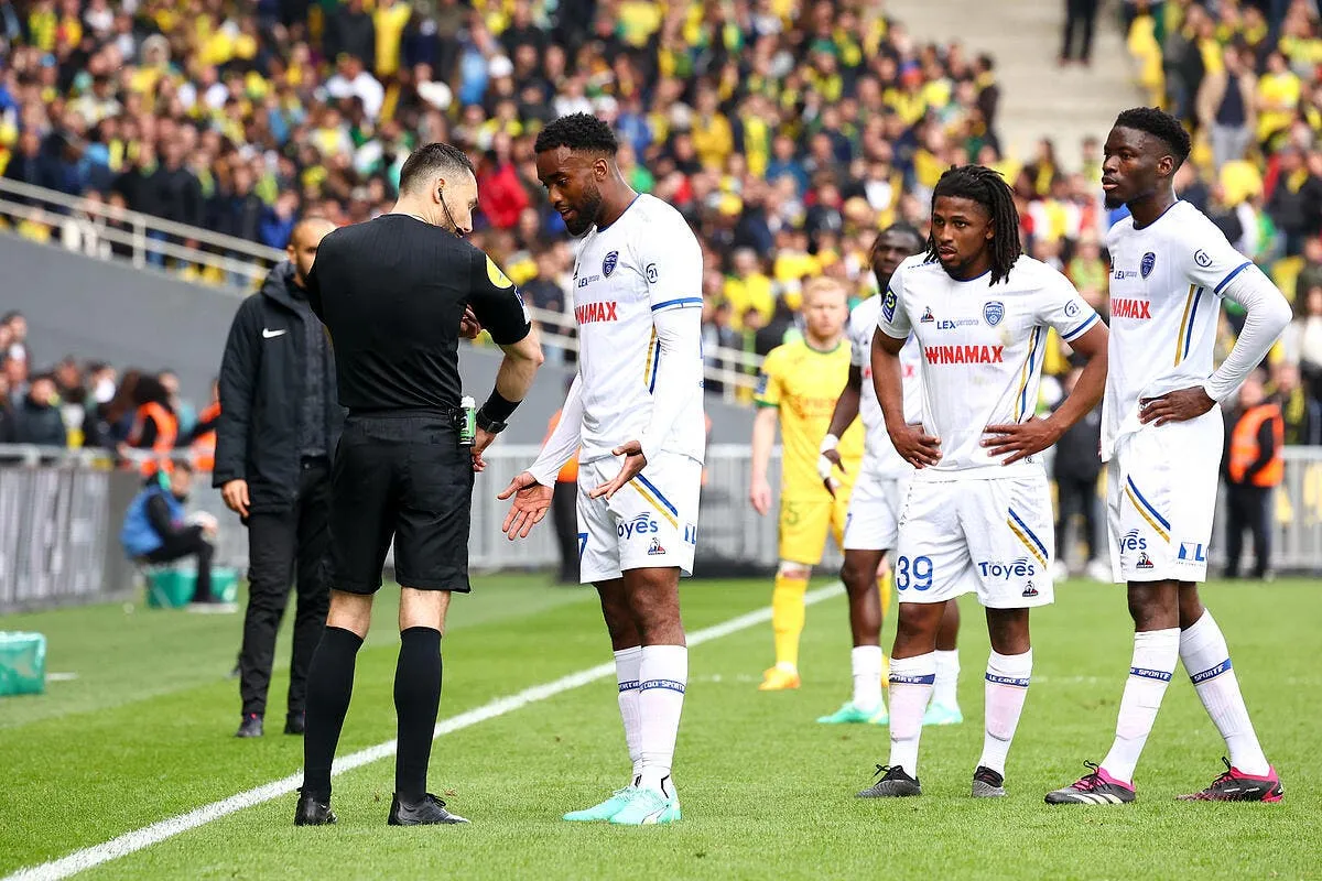 fcn estac un but valide par la var malgre une main l arbitre s explique icon glr61026 359591