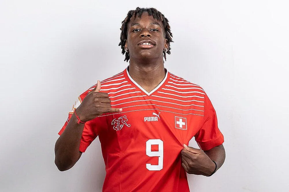 il se met a genou pour benzema c est son modele f nzjwwwyaaq31p 368767