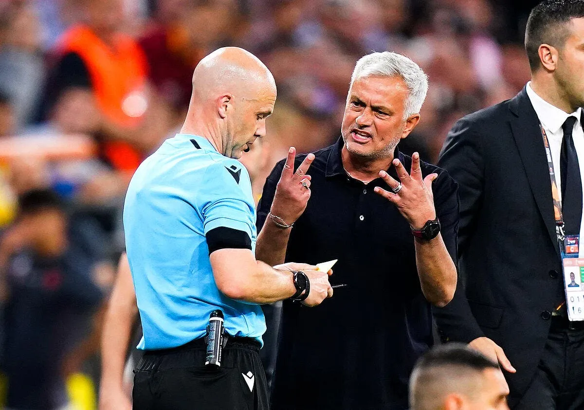 l arbitre anthony taylor secoue mourinho va prendre cher mourinho 36 361154
