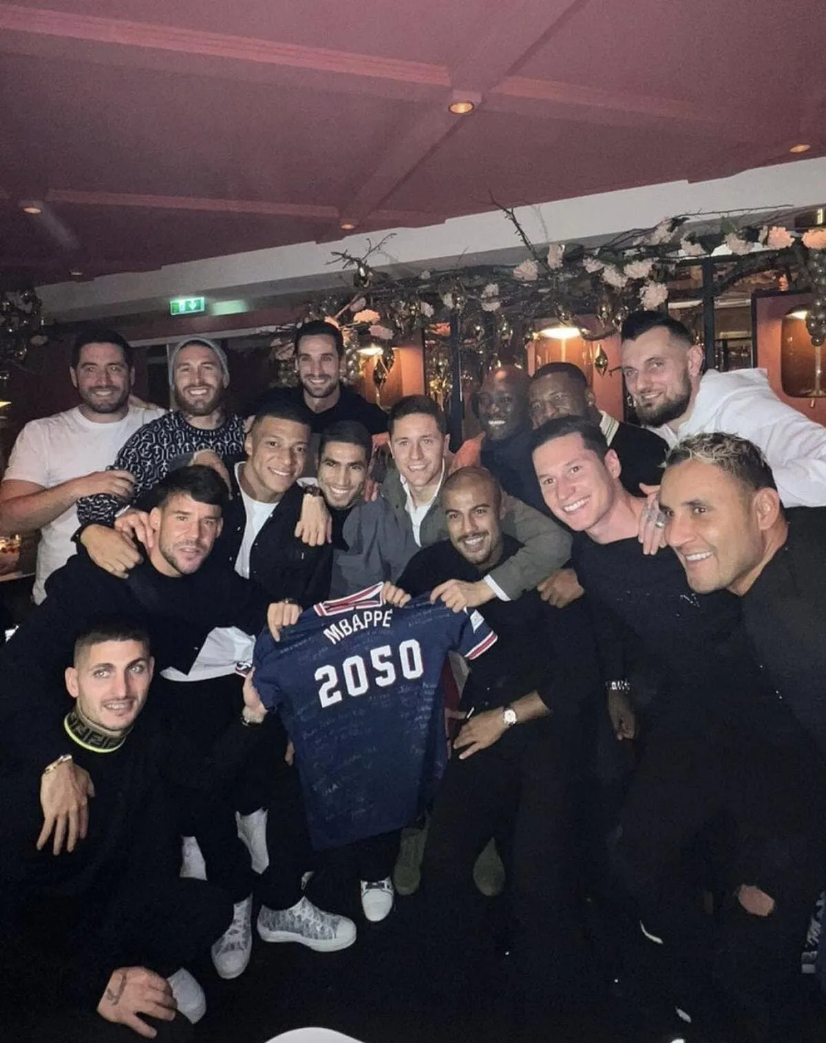 l enorme prolongation de mbappe quel cadeau mbappe2050 330725