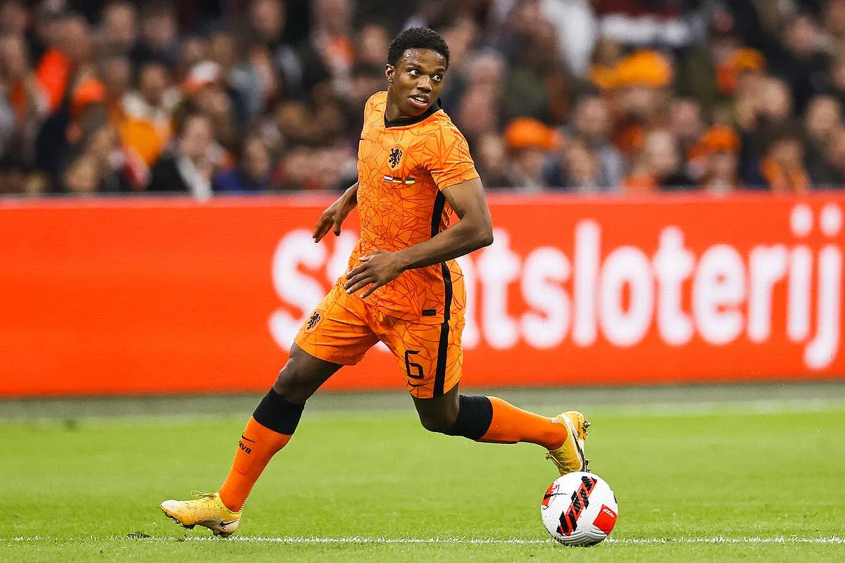 l ol a choisi son futur lateral gauche aux pays bas malacia 339579