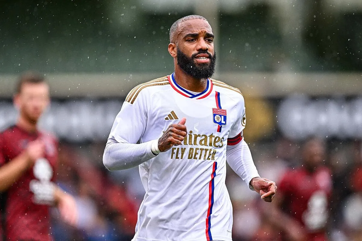 lacazette fait frissonner l ol en plein mercato icon bap 230723 93 138 363591