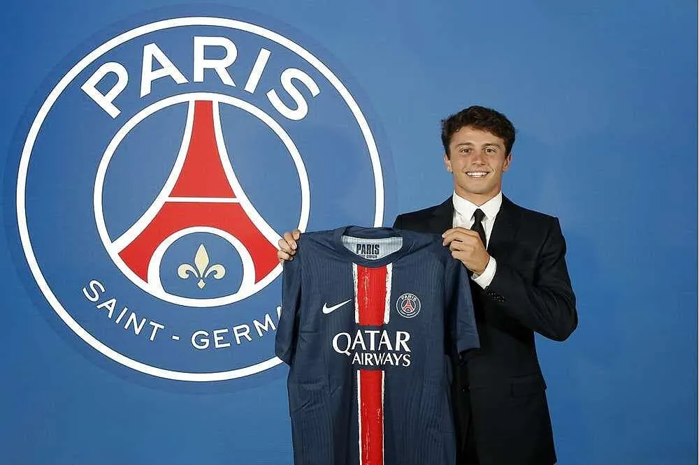 le psg officialise enfin la signature de joao neves jusqu en 2029 joao neves 2 379384
