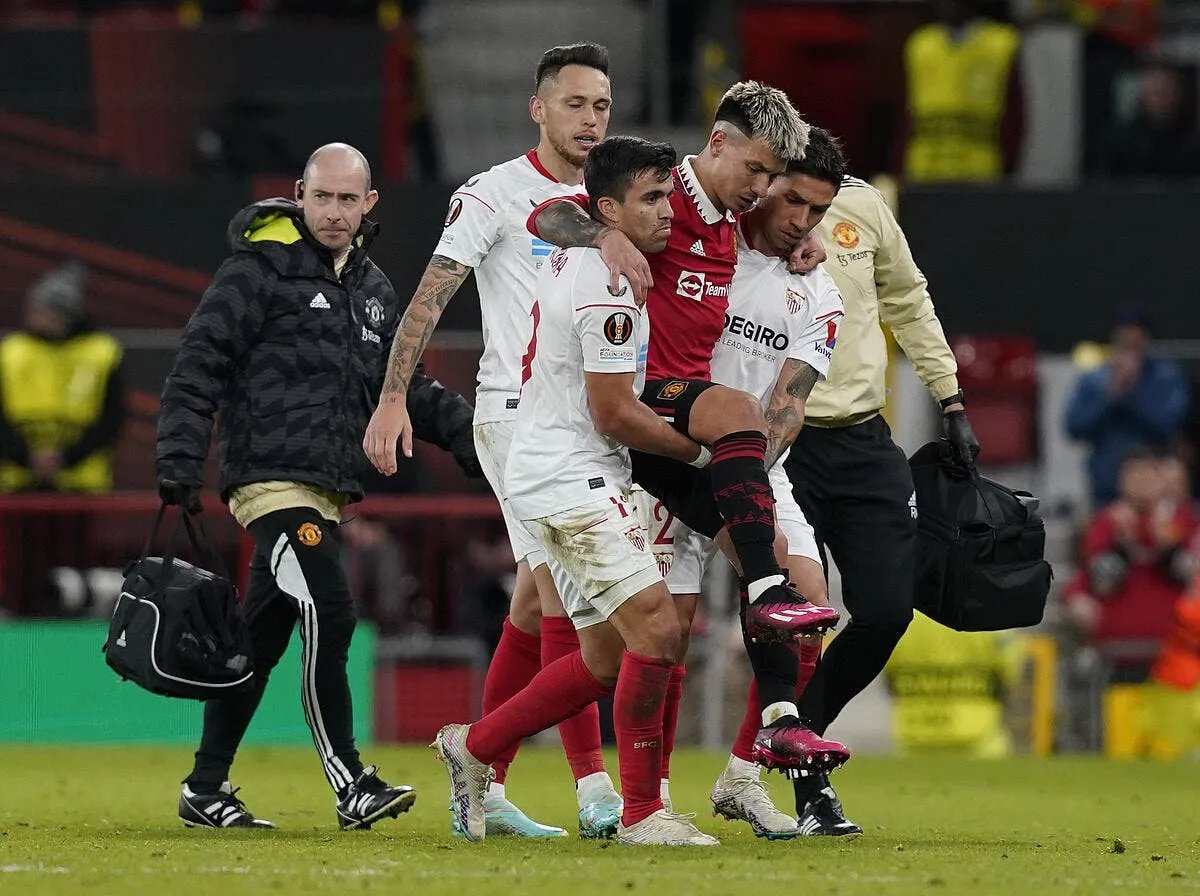 les fans de man united demandent un miracle au pape lisandro martinez 359467