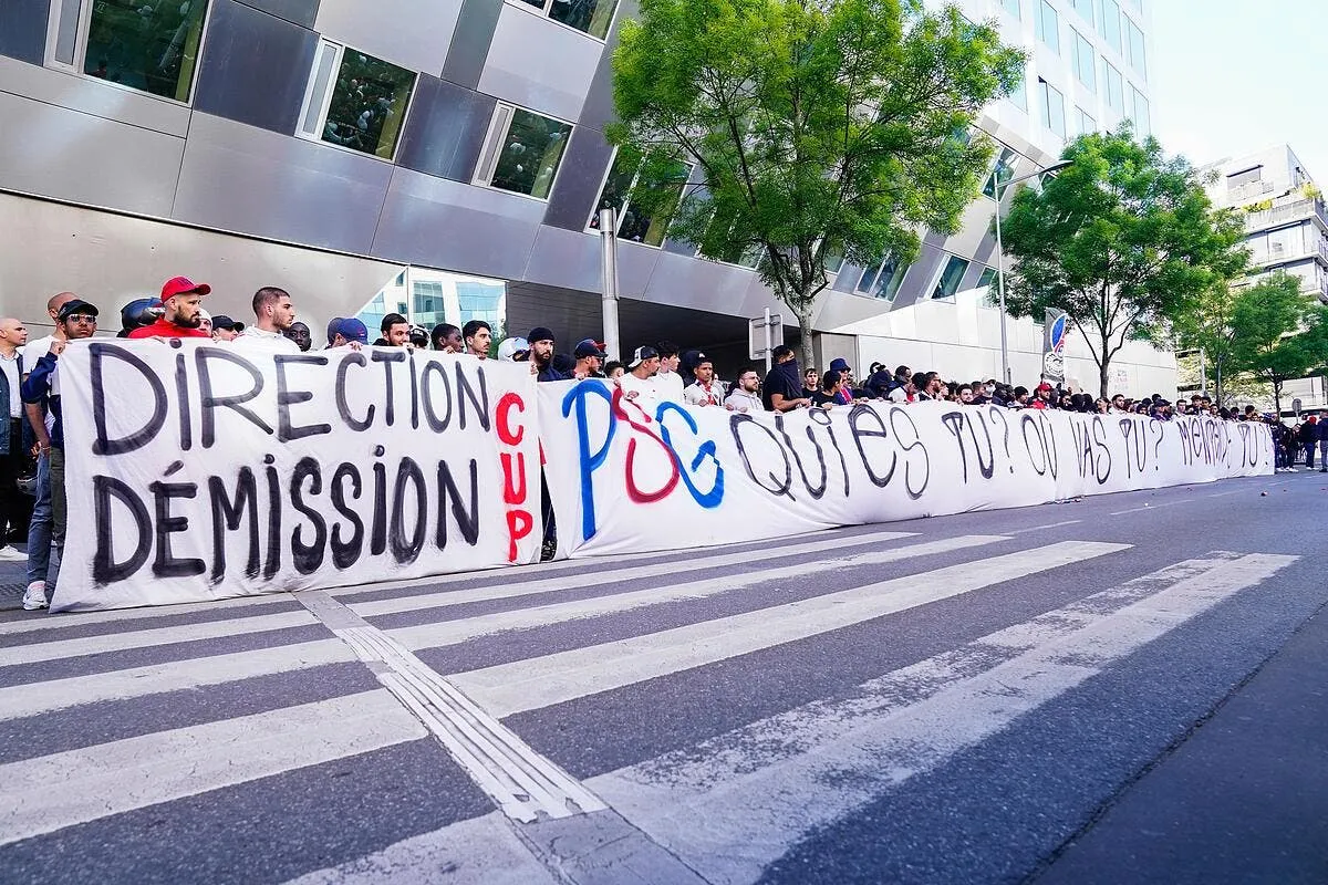 les ultras manifestent al khelaifi leur ferme la porte icon ruh0776 359972