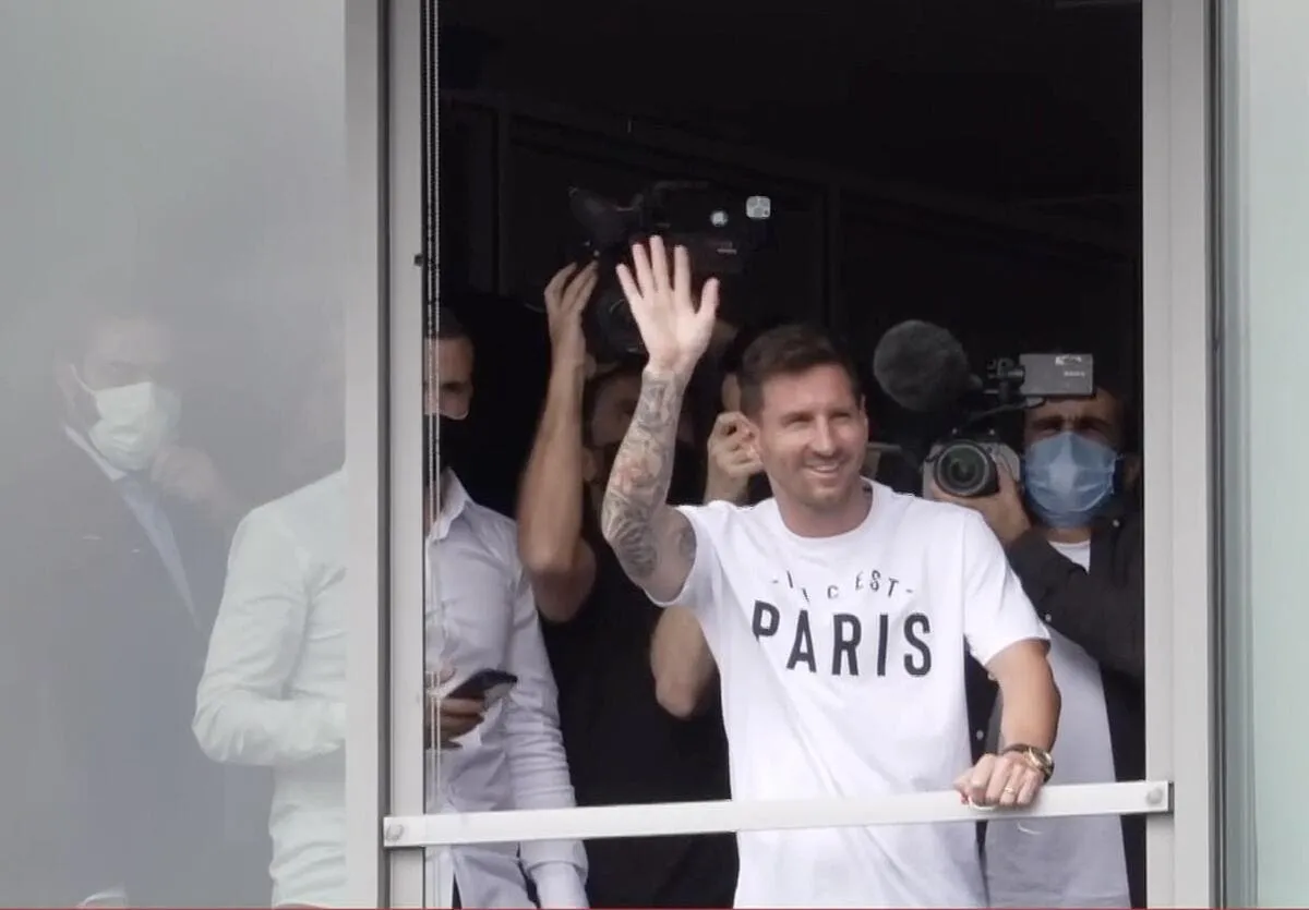 lionel messi au psg il a deja son tee shirt ici c est paris messi 321069
