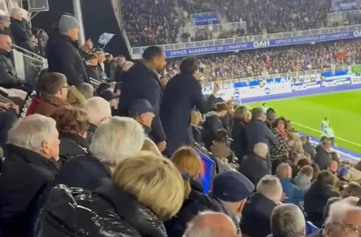 longoria craque en tribune une video siderante l enorme colere de pablo longoria en tribune apres le carton rouge de cornelius a l abbe deschamps 22 fevrier 2025 2038522 388875