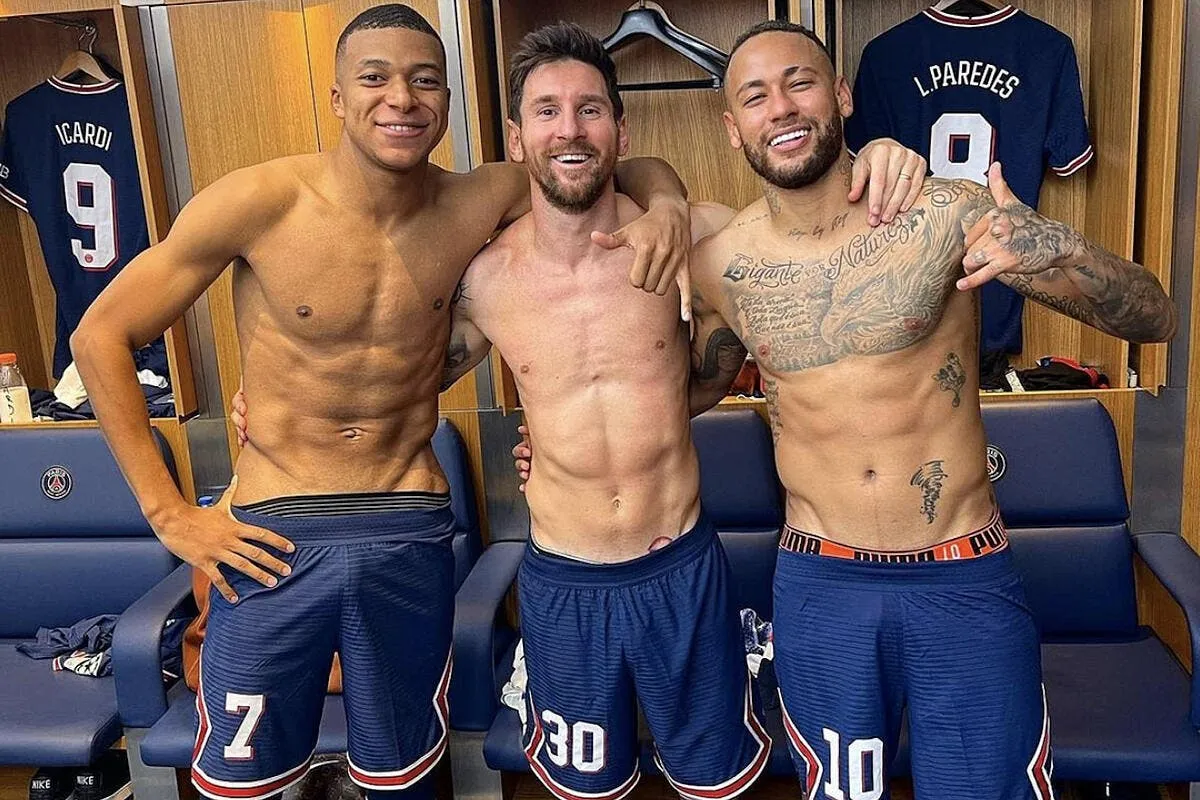 mbappe au dessus de neymar et messi ca fait scandale mbappe messi neymar 335417