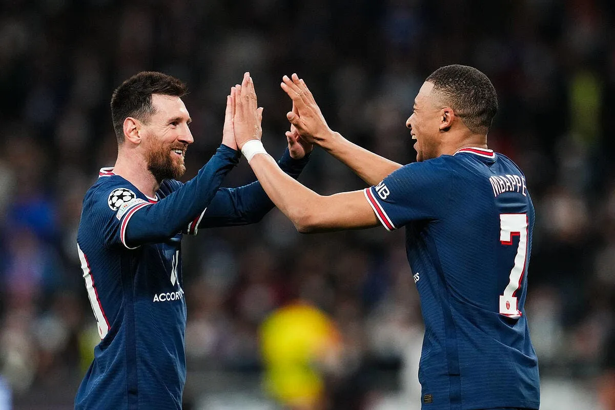 mbappe et messi le pere noel braque la boutique du psg icon ps 090322 011 354997