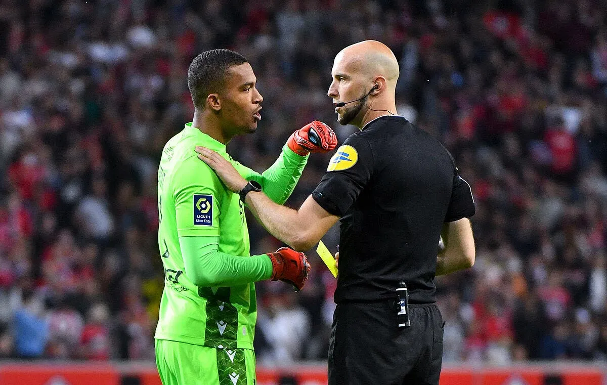 nantes ecoeure par un arbitre qui sent la ligue 2 nantes 360943