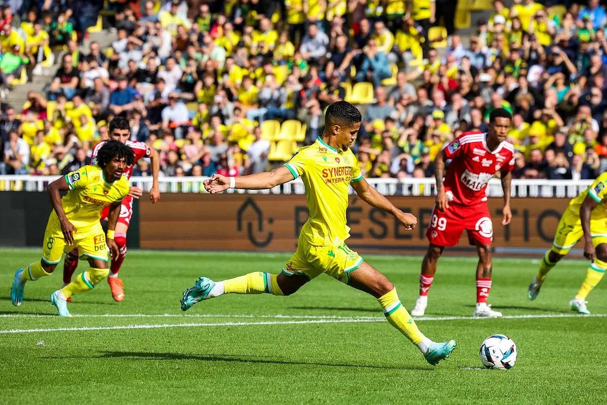 nantes un joueur boude kombouare le reprend de volee icon 1d9a2732 352438