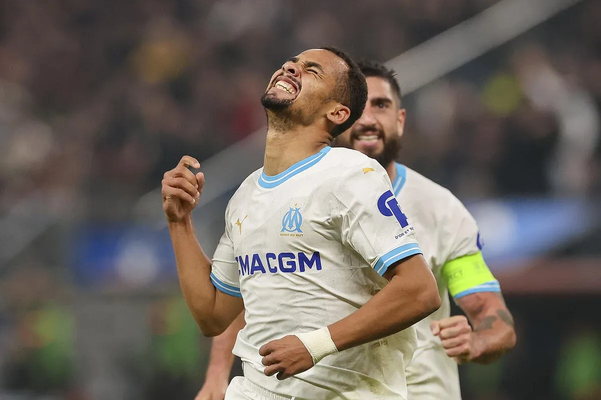 ndiaye effraye a l om gasset l a pris par la main iliman ndiaye 3 372460