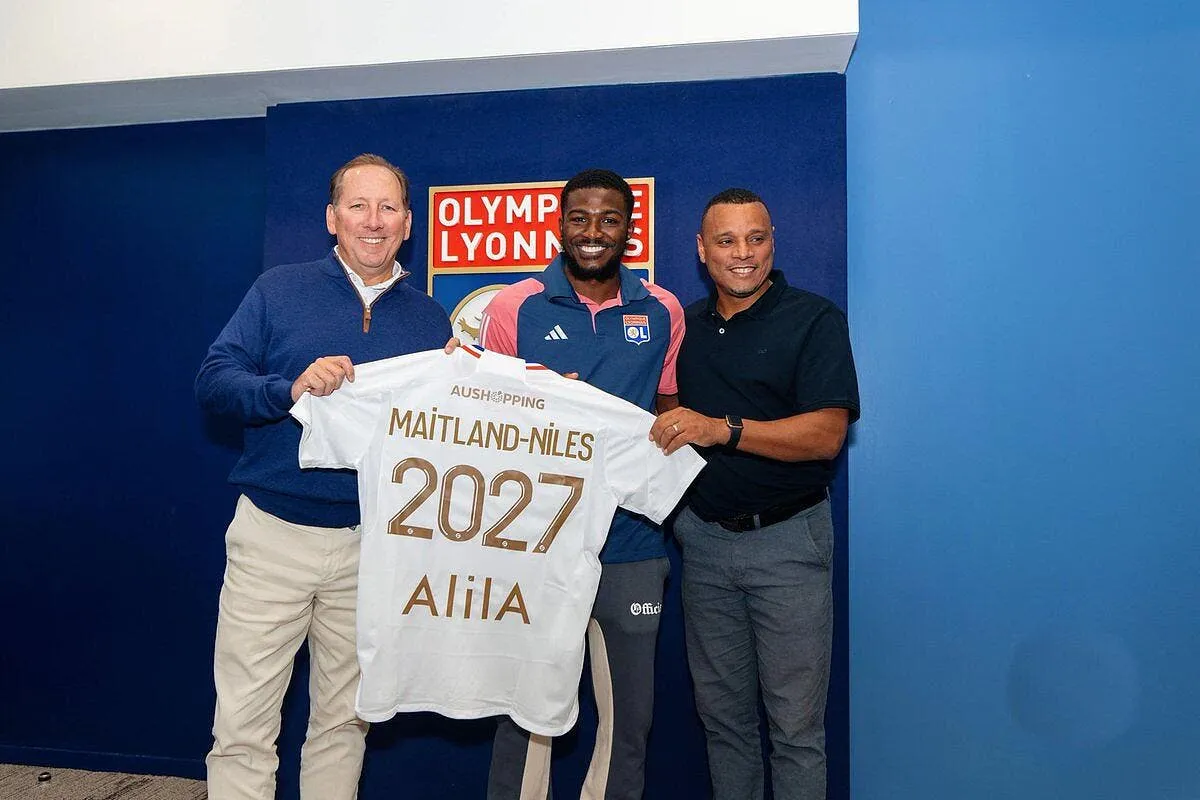 officiel ainsley maitland niles signe 4 ans a l ol f28cewyxea8lwzh 363802