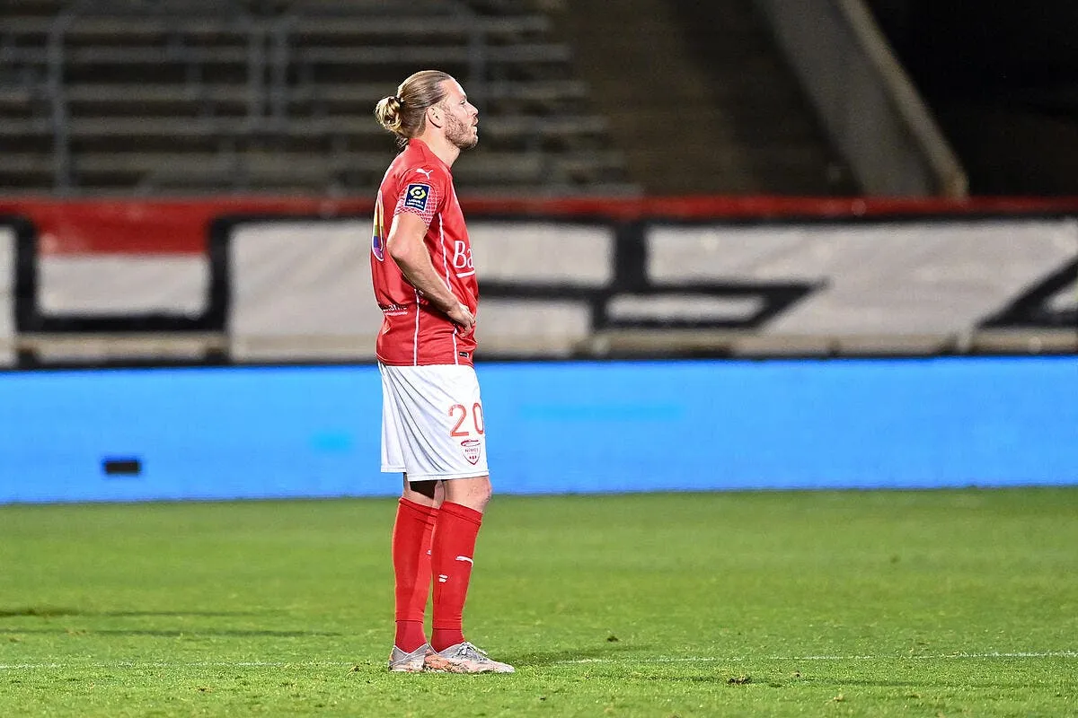 officiel renaud ripart signe a troyes icon adim 160521 88 319093