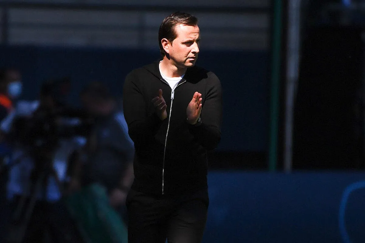 ol julien stephan tape du poing sur la table icon ab1 7234 339235