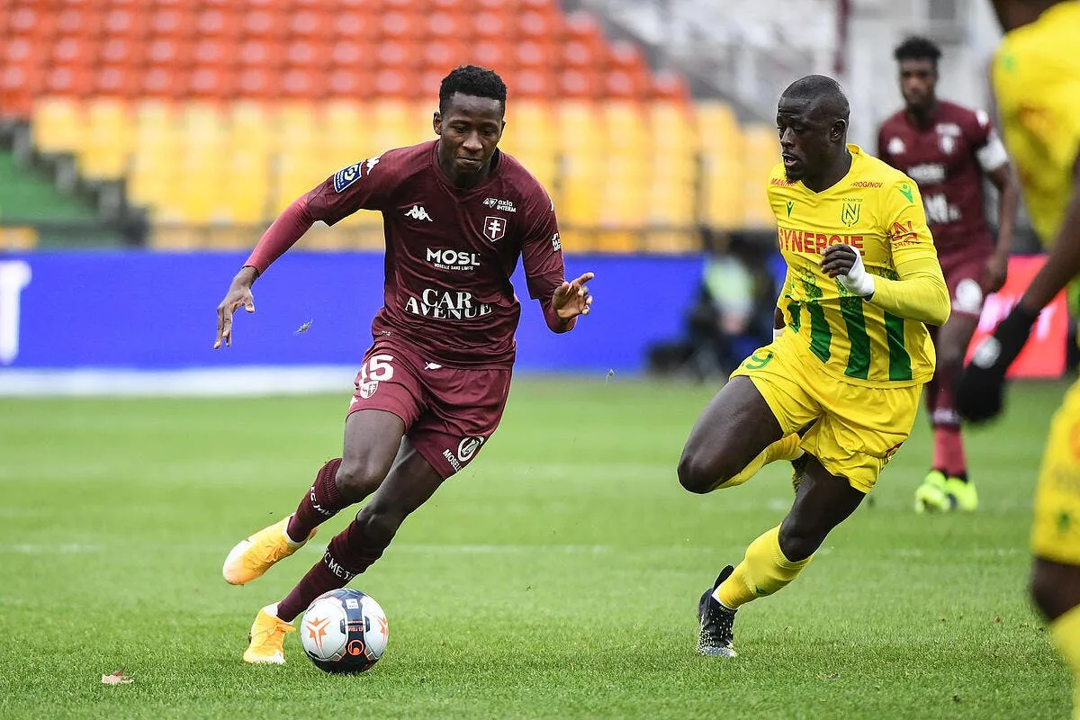 ol juninho a deux jeunes africains sur ses tablettes icon dib 240121 11 83 311841