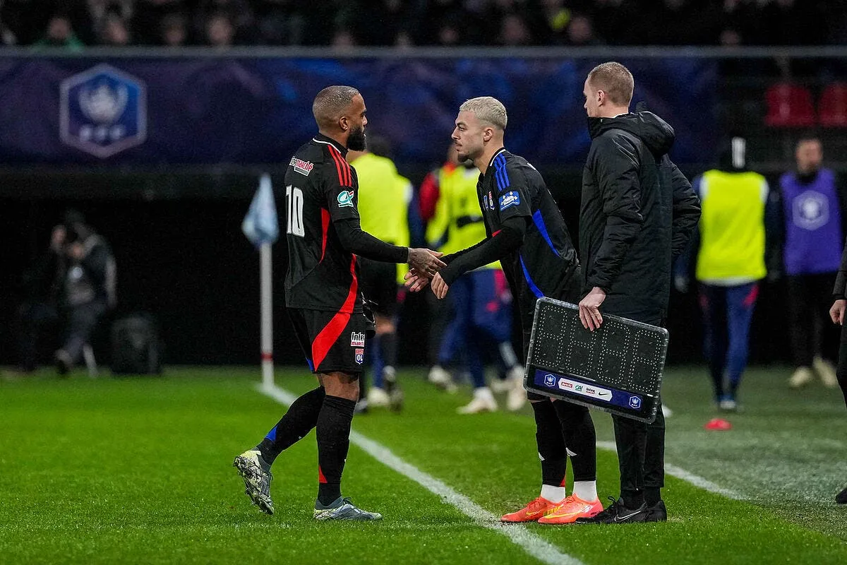 ol la concurrence entre lacazette et mikautadze se passe mal mikautadze 6 388123