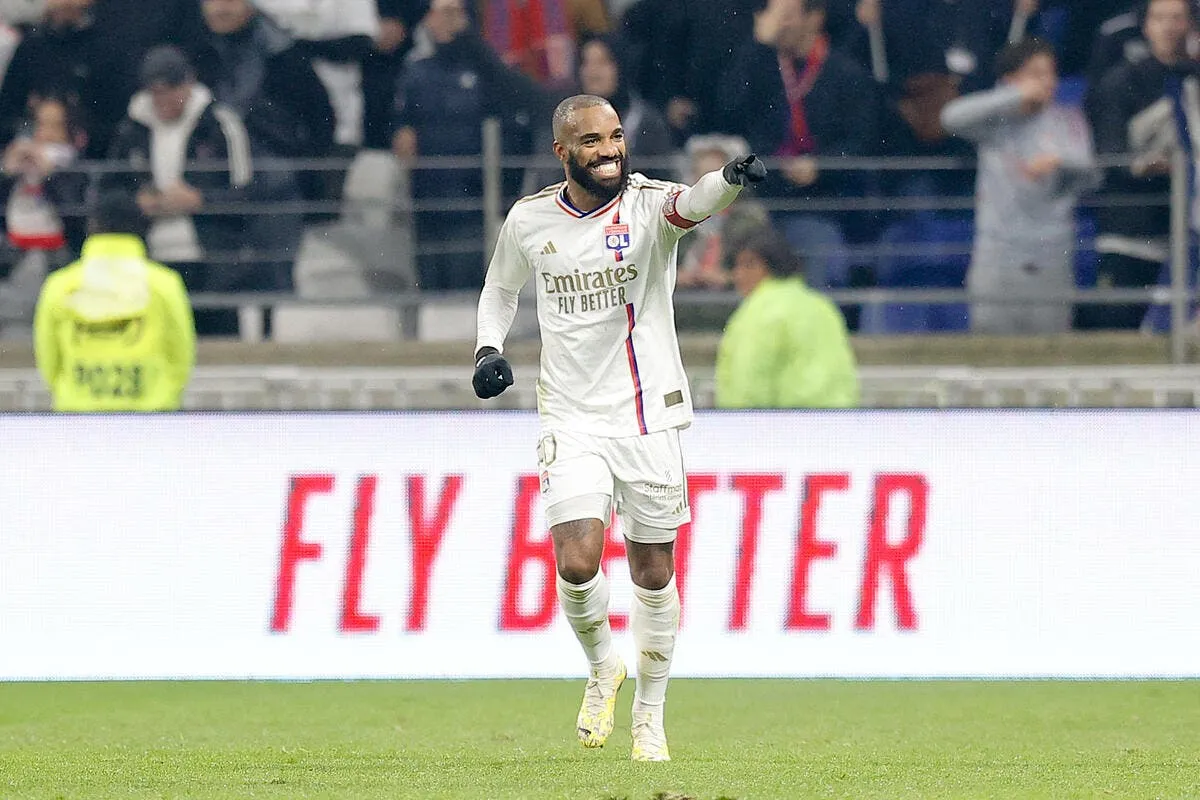 ol lacazette et lyon revivent merci pierre sage icon b3 1965 369087