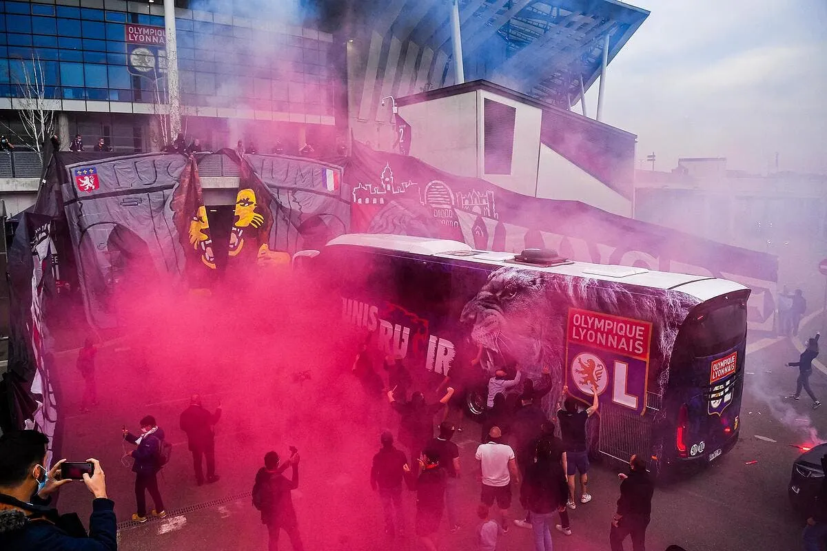 ol le feu a lyon pour accueillir les joueurs icon bap 250421 93 006 313609