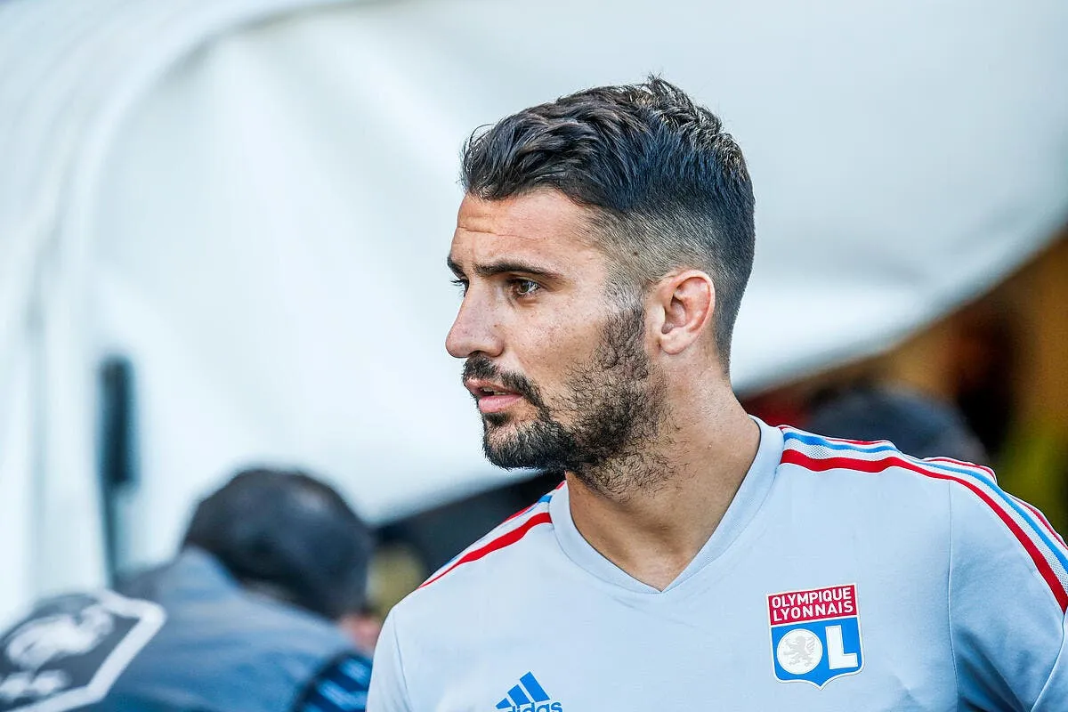 ol leo dubois part en stage avec lyon icon 25i9224 345829