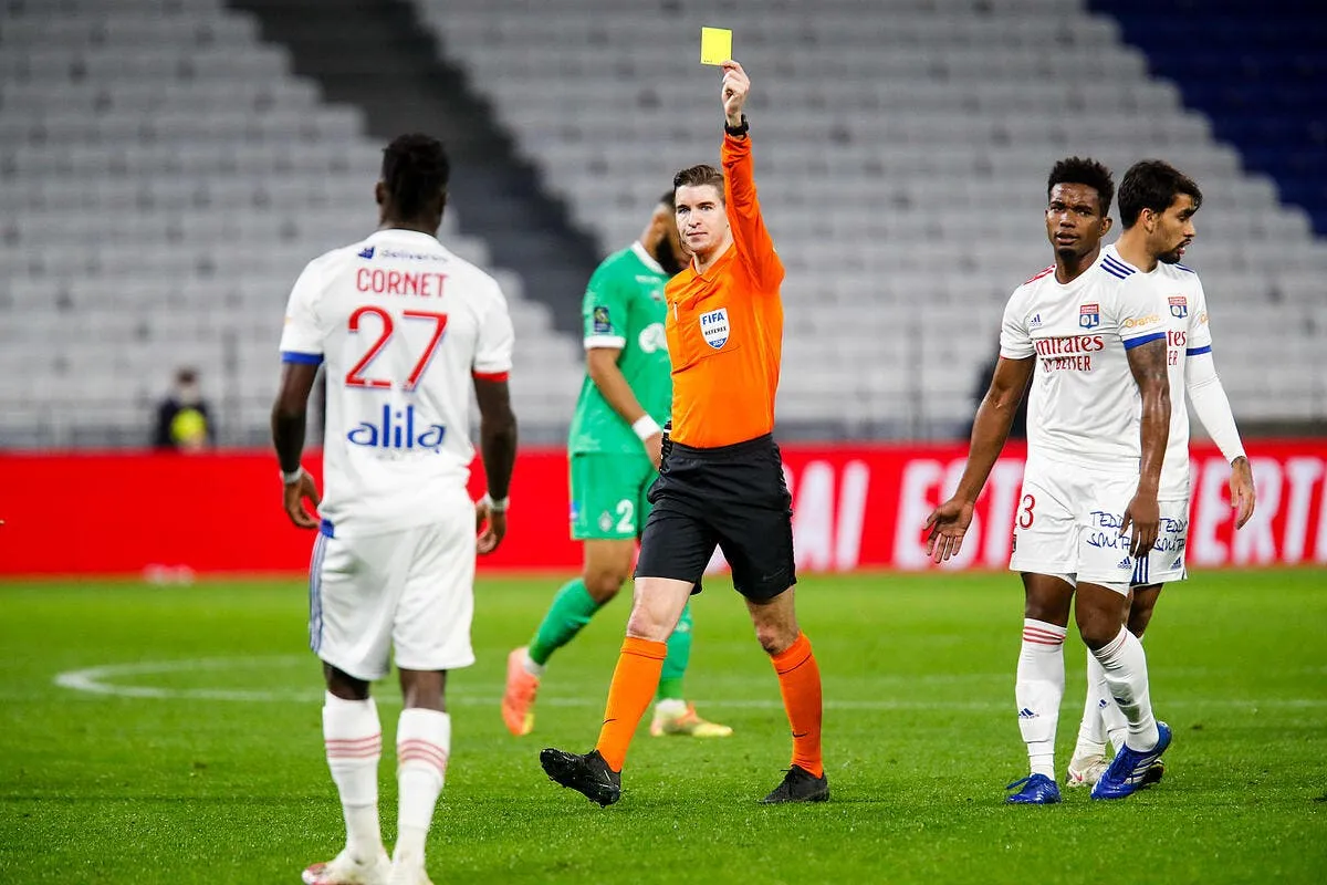 ol losc l arbitre fait deja peur a lyon avant le match icon bia 081120 11 62 312481
