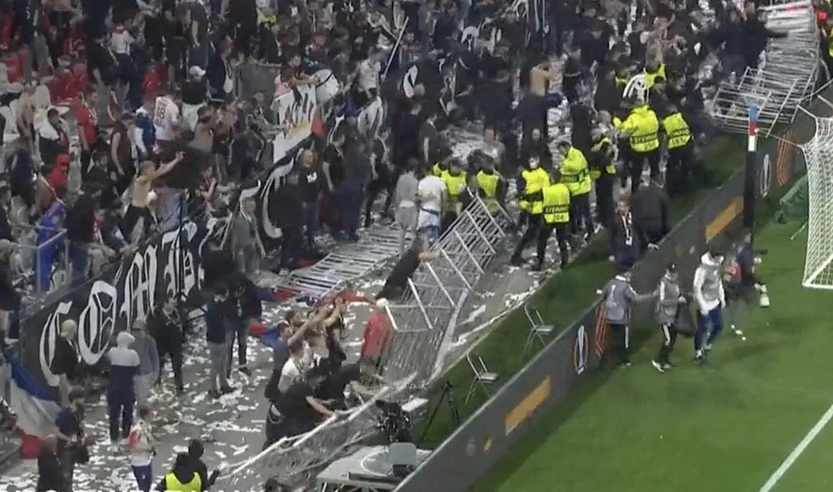 ol tentative d envahissement du terrain a lyon ol 339029