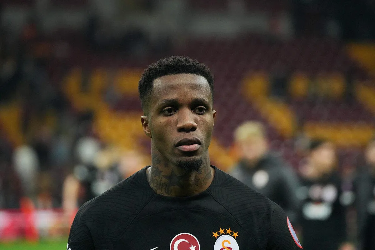 ol wilfried zaha arrive lyon frappe fort iconsport 190026 0042 380511