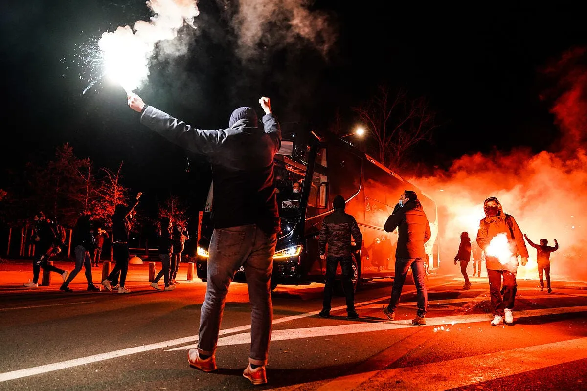 om douze supporters condamnes a de la prison icon pcs05293 307639