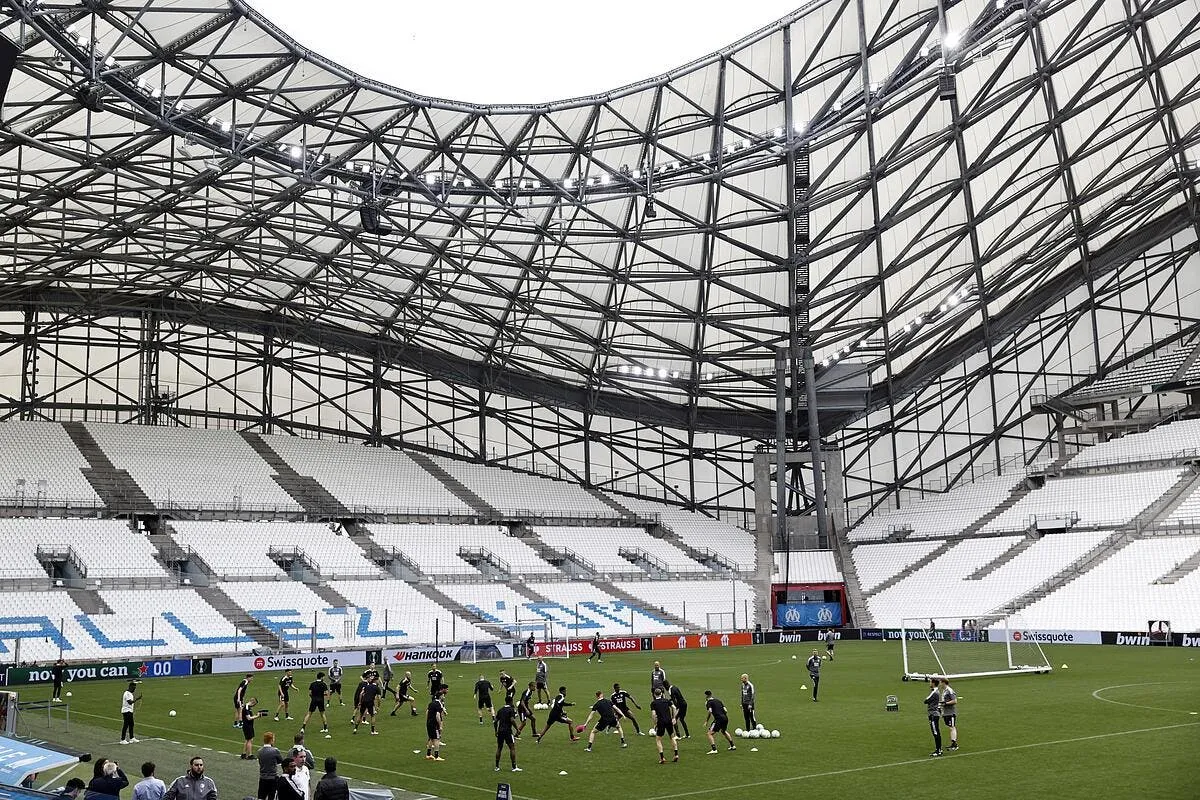 om feyenoord affrontements entre supporters devant le velodrome icon 448034058 340547