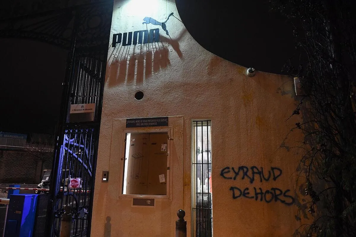 om les patrons de deux groupes de supporters interpelles icon dib 300121 10 12 306461