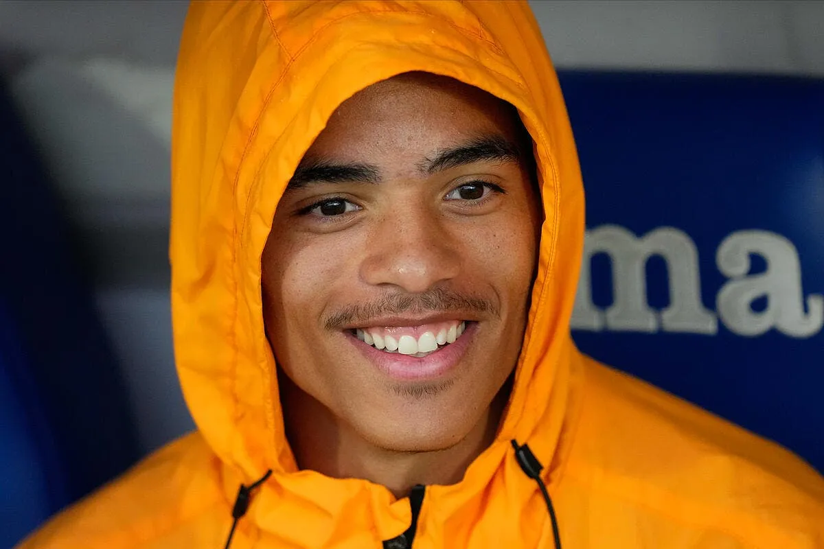 om mason greenwood accueillis par des dizaines de supporters iconsport 179225 0009 378604