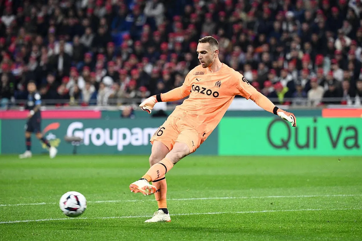 om pau lopez pousse vers la sortie sa reponse est cash icon cas 2305 359605