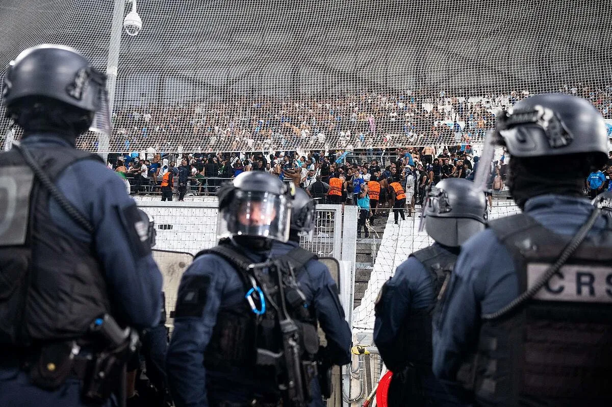 om un jeune homme arme arrete aux abords du velodrome icon 220913 99 750219 dpai 350501