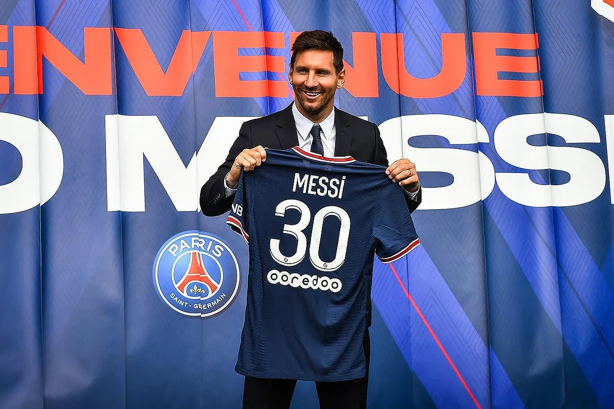 psg des milliers de supporters font un accueil delirant a lionel messi icon mm2 6451 321135