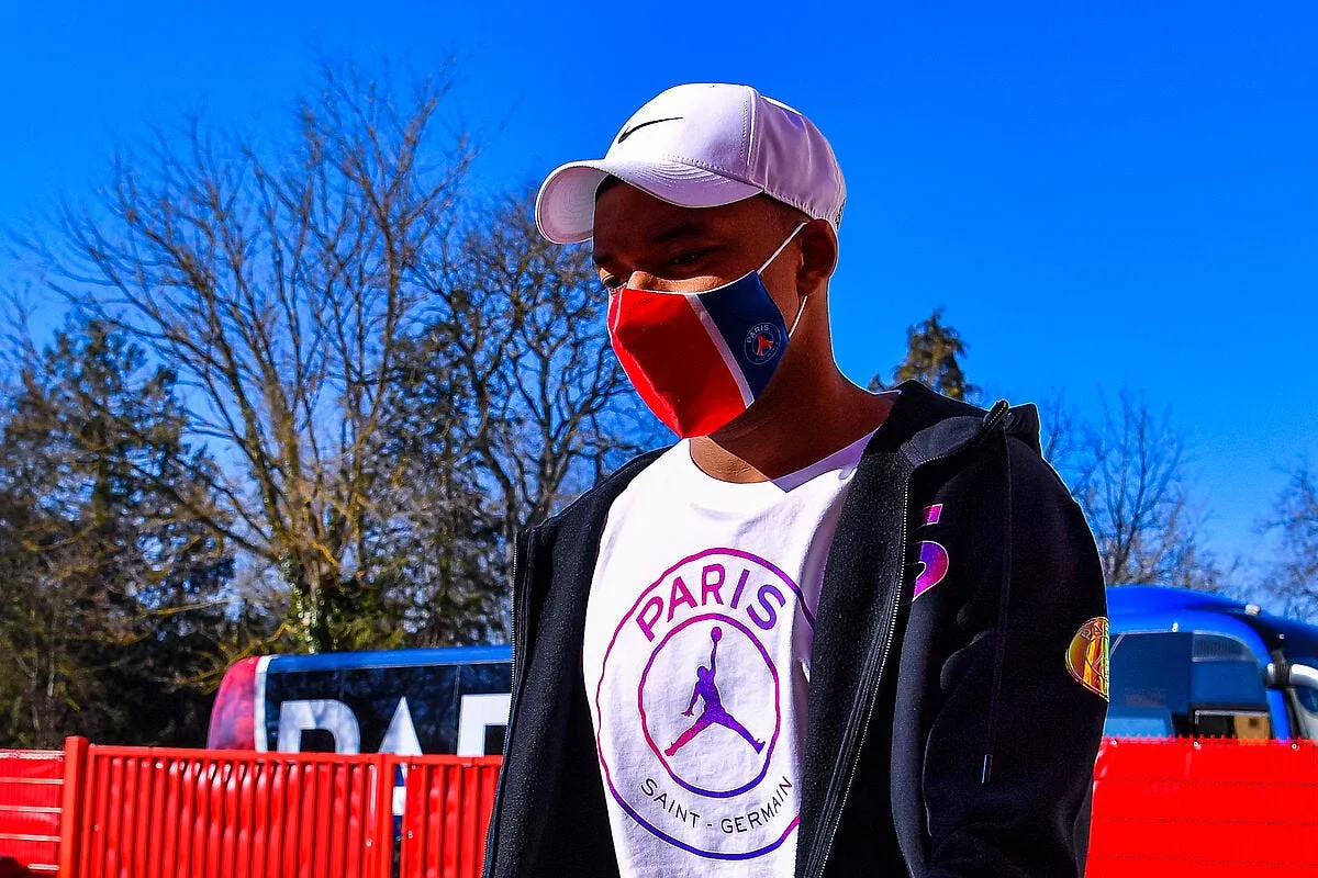 psg les enfoires version foot supplient mbappe icon bap 270221 93 171 308365