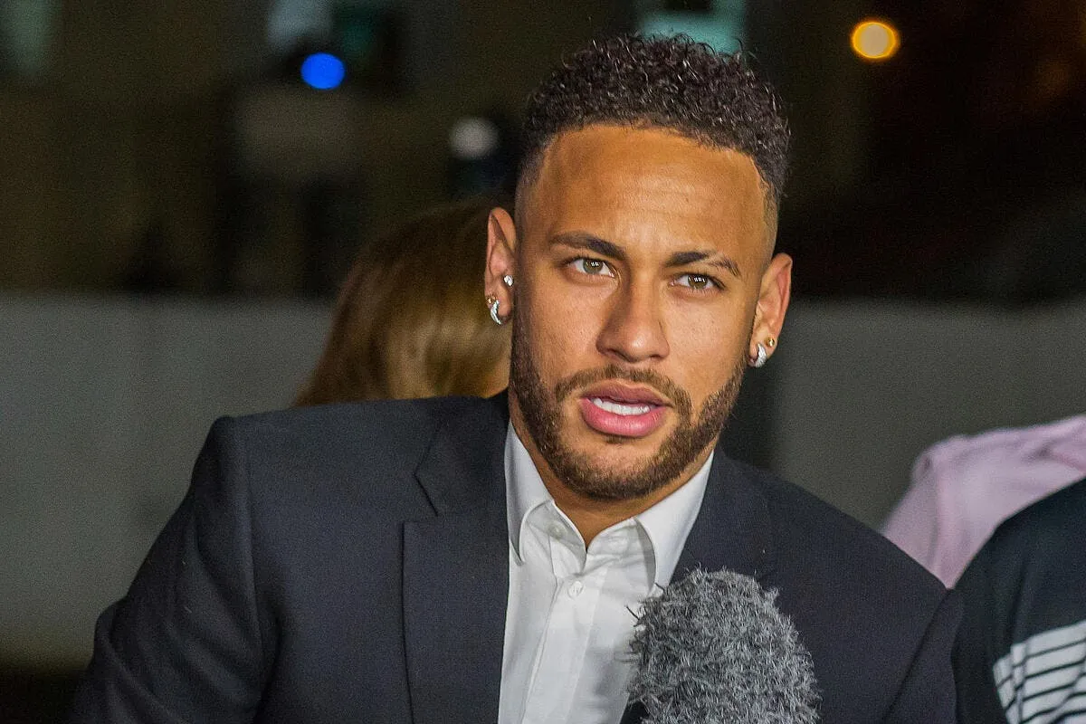 psg neymar se fait agresser par son pire ennemi icon est 130619 29 04 345769