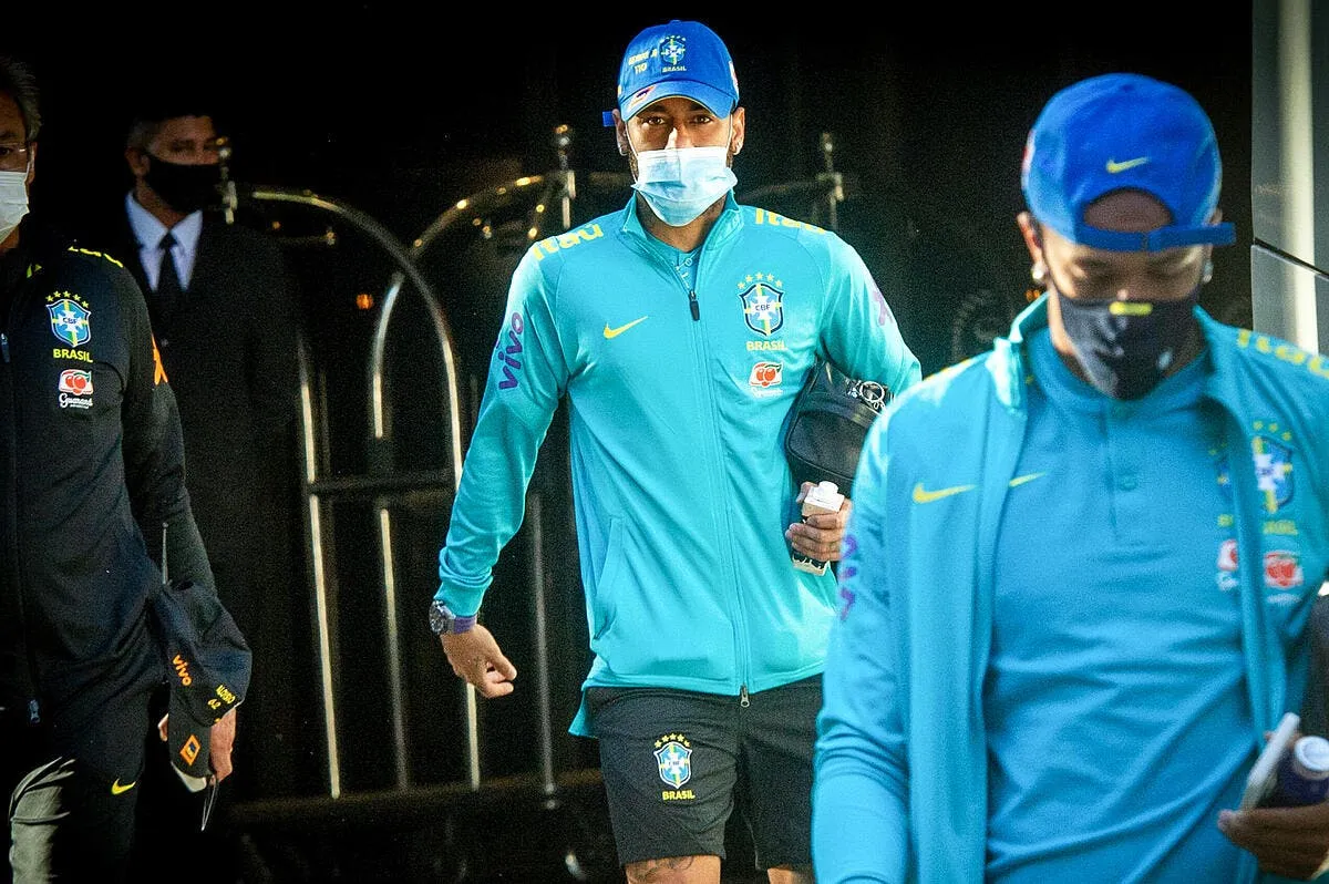 psg tacle les deux pieds decolles neymar rentre en boitant neymar 131 315855