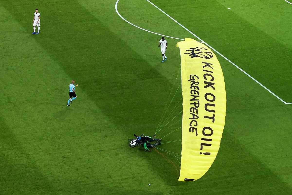 racisme les francais n ont pas pu mettre le genou a terre icon 210615 99 08209 dpai 316749