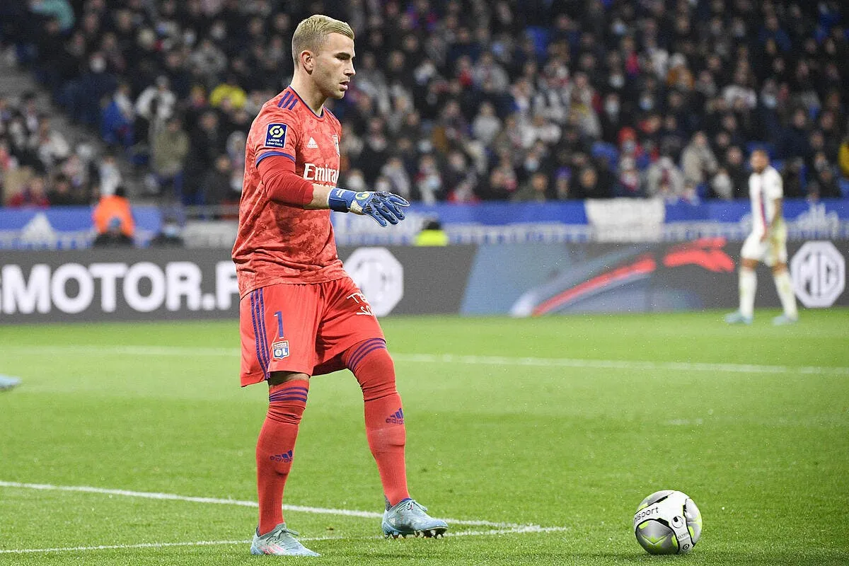 rcsa ol lopes prend un but et sort sur blessure ca gronde a lyon icon sac9505 338717