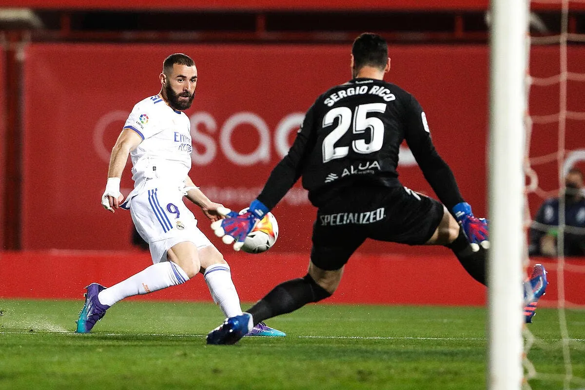 real benzema vs cristiano ronaldo fred hermel pose la question qui tue icon ecommercefotos ecommerce2 121955114 1 336817
