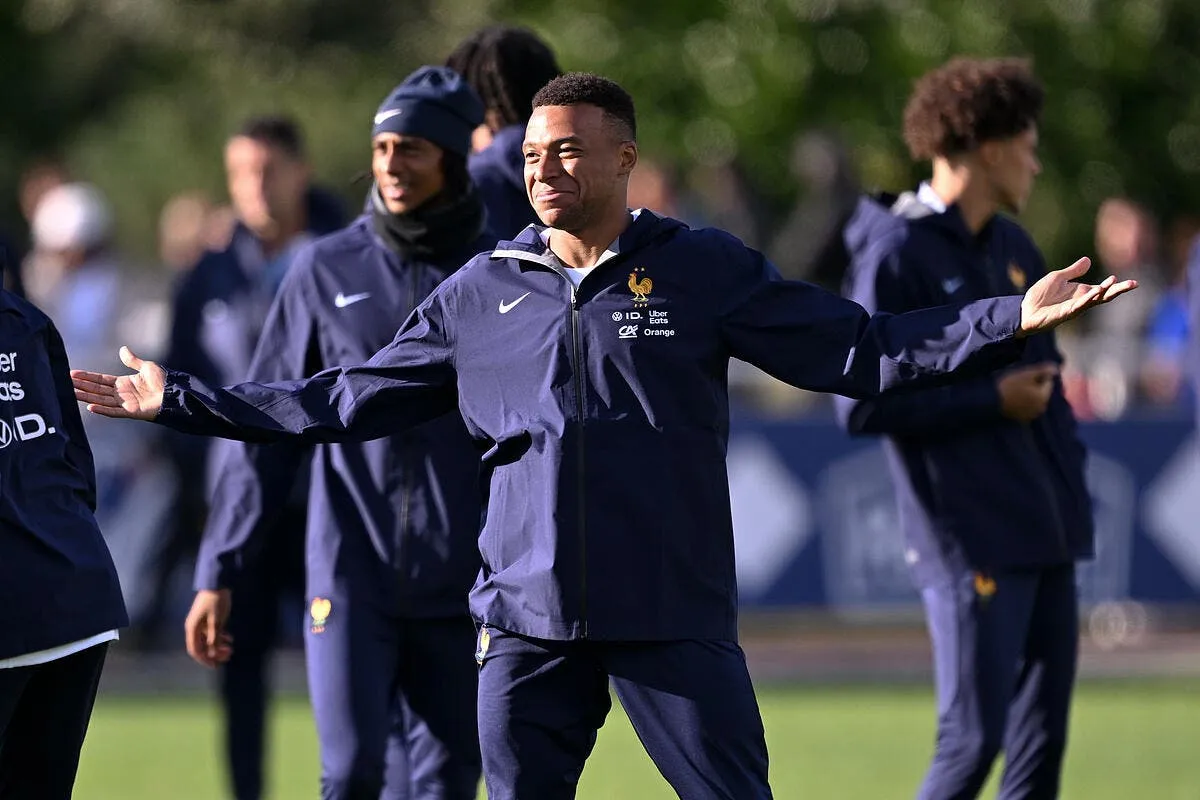 edf la tronche de deschamps agace mbappe a la solution mbappe 202 398404