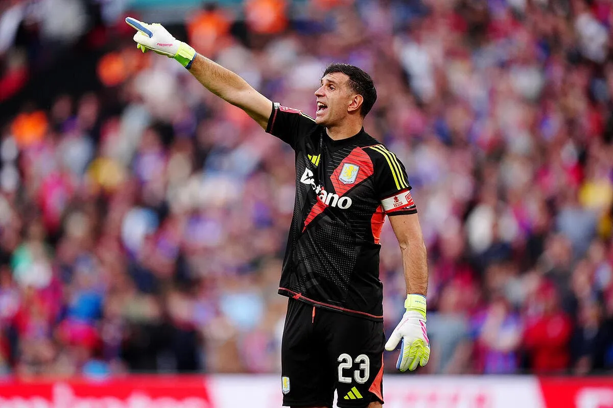 le barca se jette sur le meilleur gardien du monde emiliano martinez 5 392965