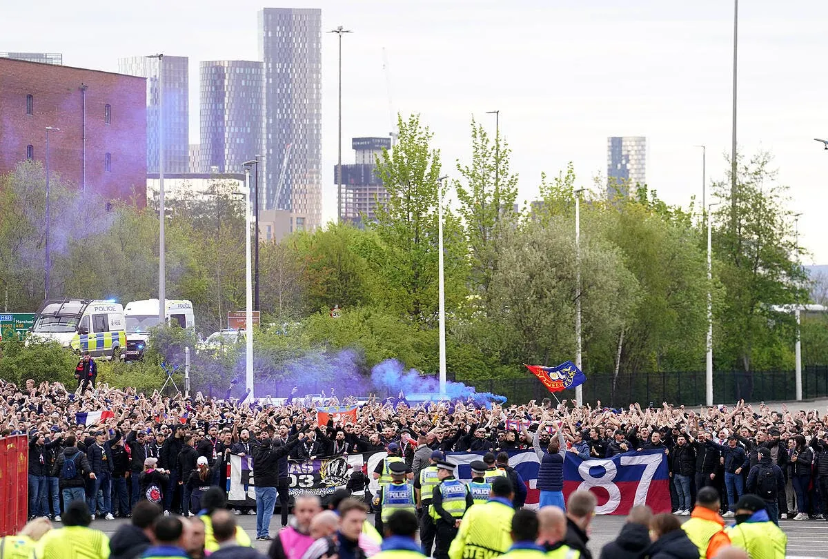 mu ol des supporters lyonnais bloques en dehors d old trafford iconsport 257892 0003 391446