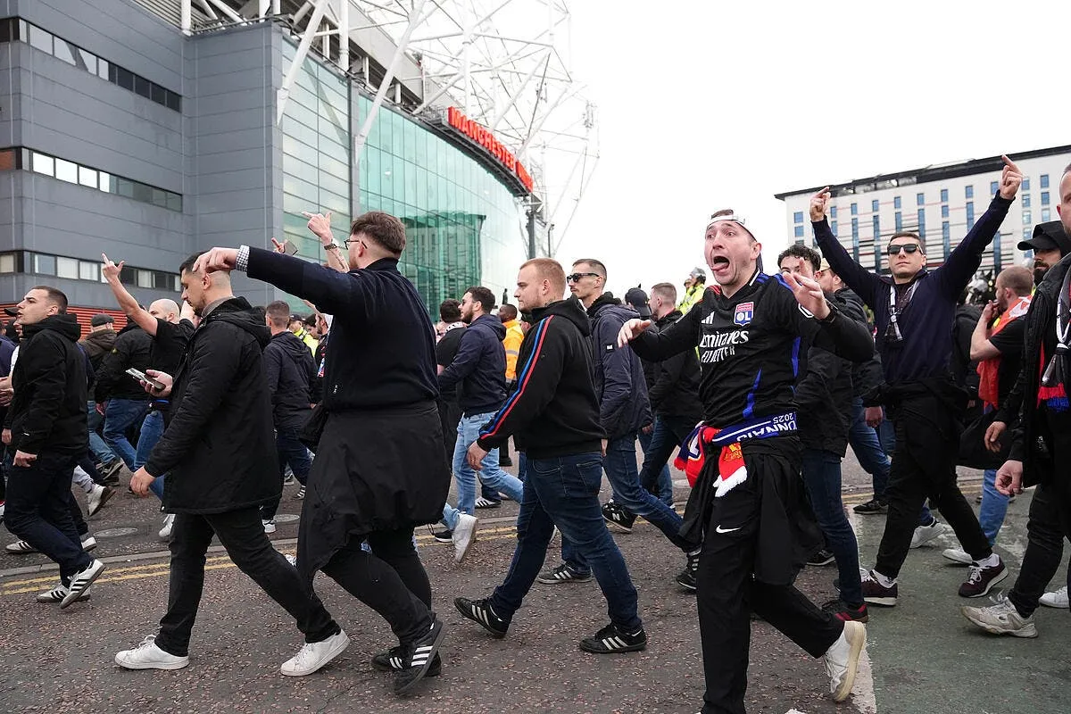 ol les fans maltraites a old trafford mu devra s expliquer supporters ol 21 391469
