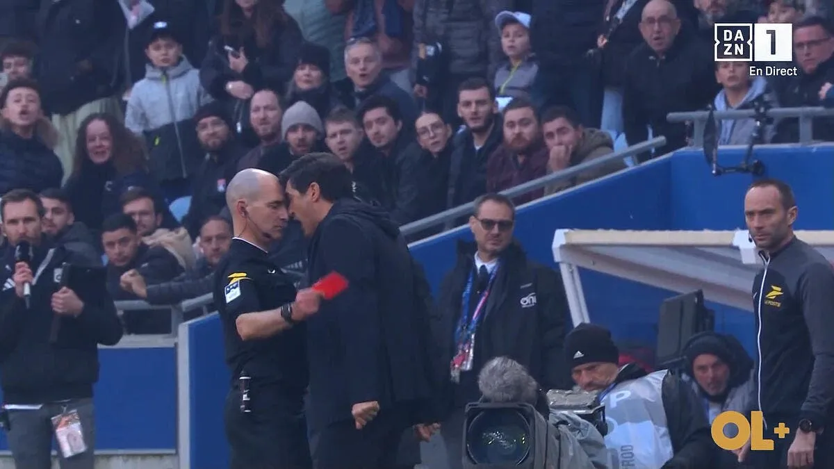 paulo fonseca touche l arbitre l ol va perdre sont entraineur gldc vuxyaacorr 389236