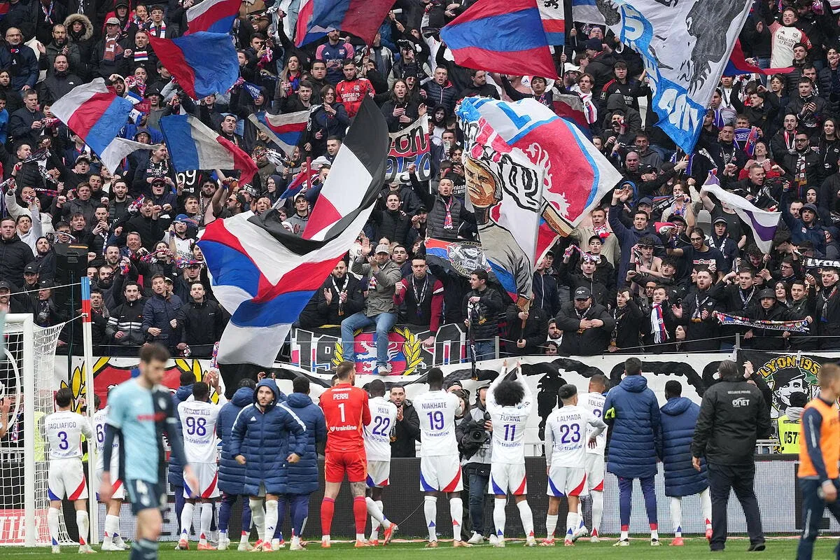 pour 725 euros l ol fait rever ses fans a old trafford supporters ol 20 390132